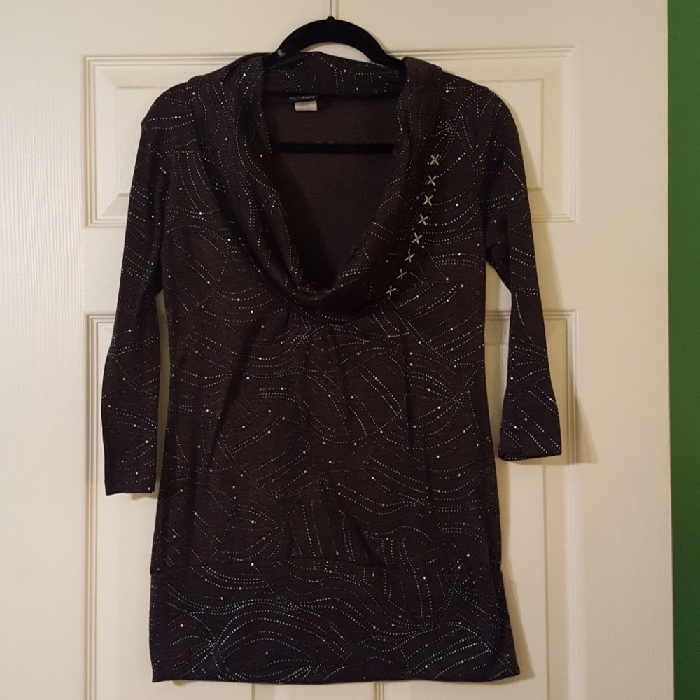 3/4 length sleeve shirt.